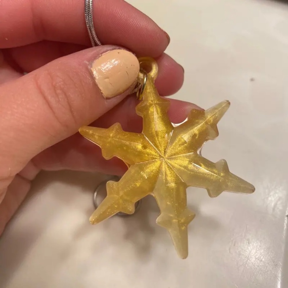 Resin snowflake necklace